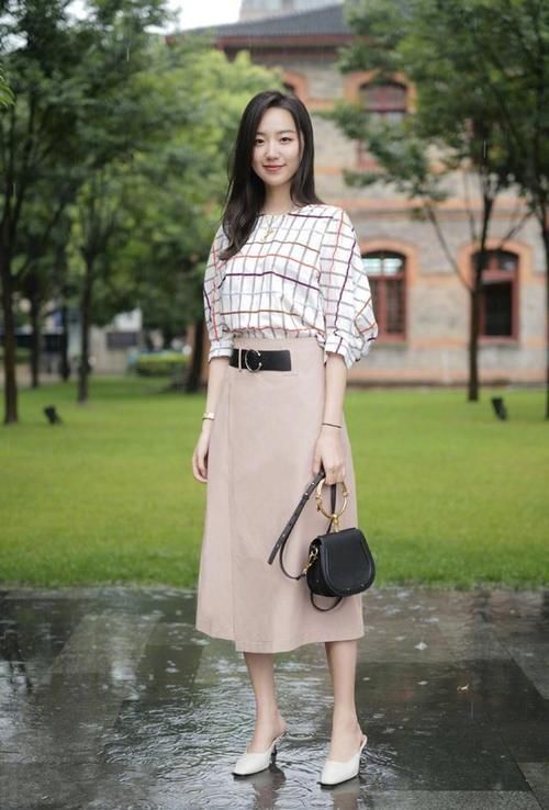 时尚单品的主流，黑色的连衣裙非常显瘦，你心动了吗