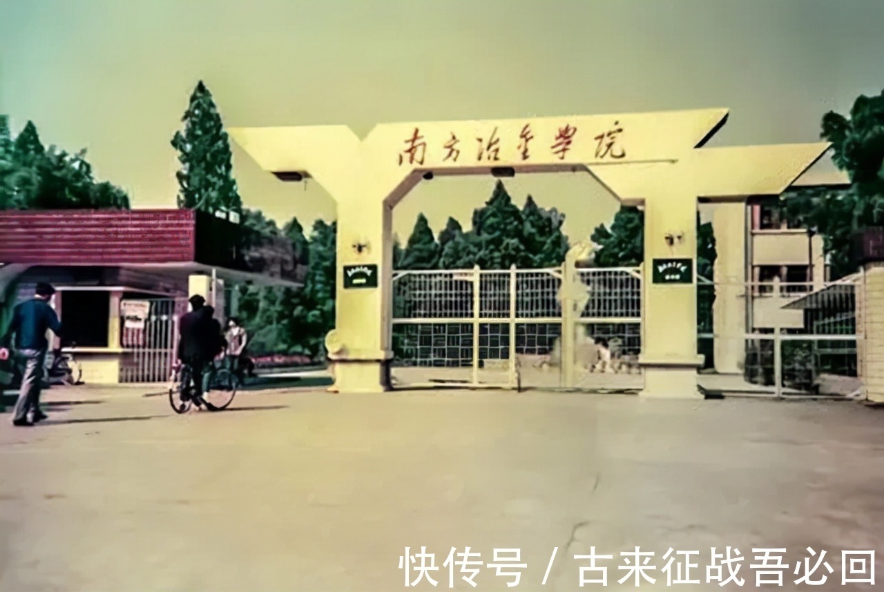 画作#“疯子画家”瘫痪后用左手画画,年近70岁收废品,称一生愧对儿子