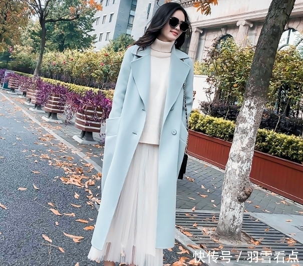 建议大家:羽绒服别配小脚裤,落伍了!今冬流行这样穿,瘦美高挑