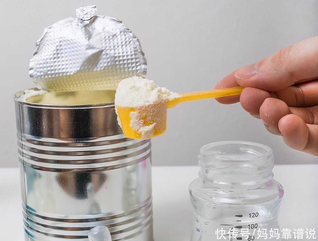 学问|为什么奶粉勺底部有一个小洞?不是一无用处,用途大有学问