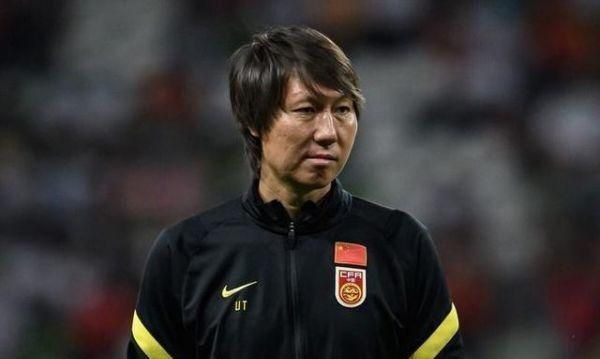 李霄鹏|CCTV5直播!中国队生死战,李霄鹏争第1胜,日媒:换帅难进世界杯