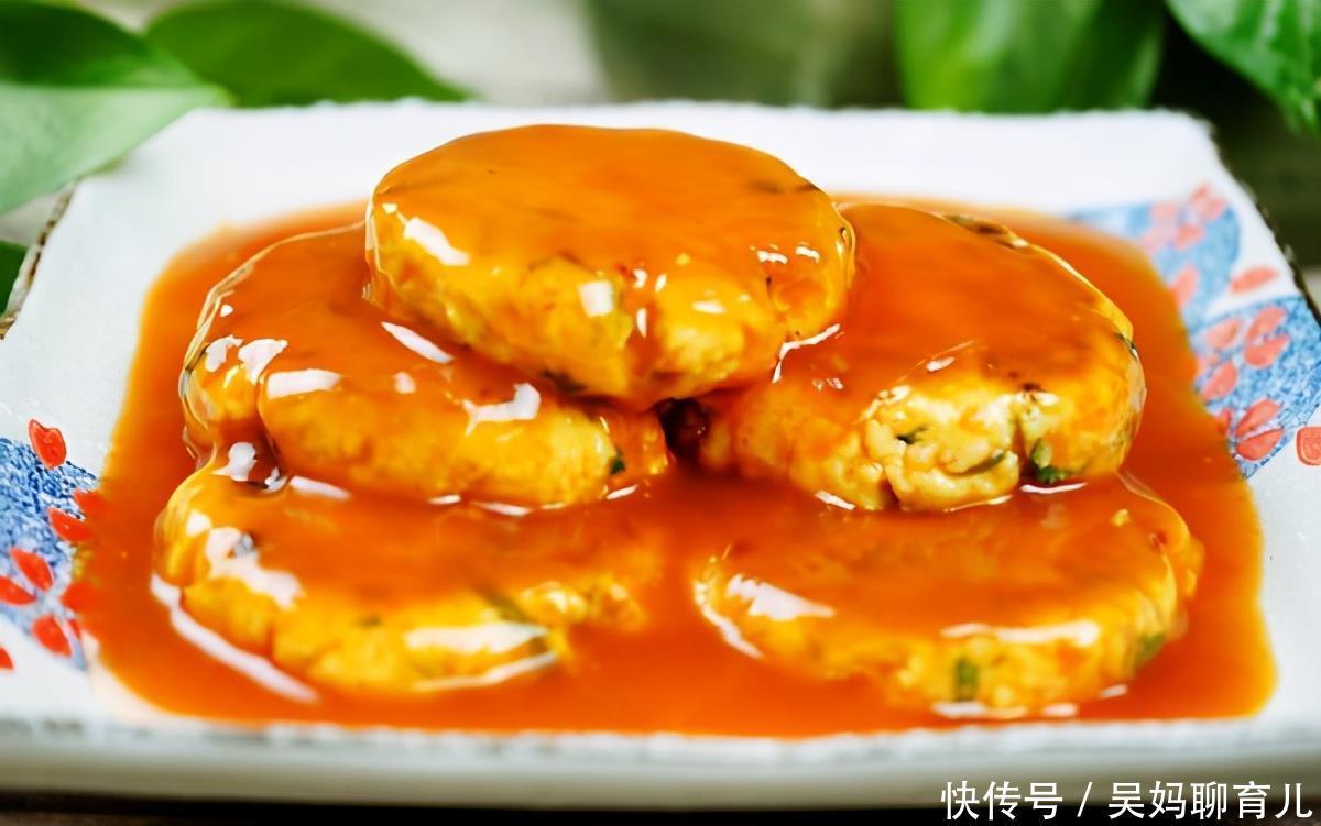 豆腐别总炖了,做成豆腐饼,酸甜软嫩,刚上桌分分钟就吃光了