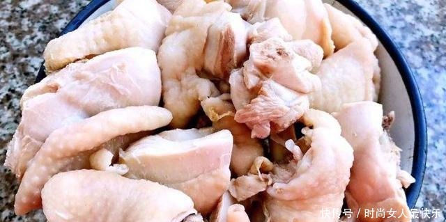 干净|清炖鸡汤时,万万别直接下锅煮!水中加点“它”,鸡汤鲜美无腥味