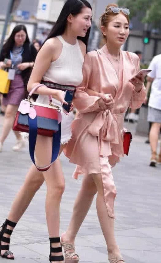 大爷|街拍小姐姐穿美衣逛街,却看到身后的大爷