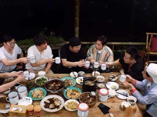 西双版纳 向往4即将收官,黄磊意外说漏嘴,提前告知了下一季蘑菇屋位置