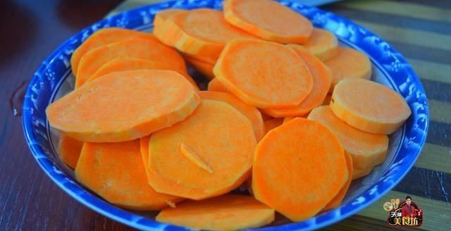 解馋|地瓜别总是煮着吃完,加1盘小麦面粉,教你做美味的地瓜发糕,解馋解饿