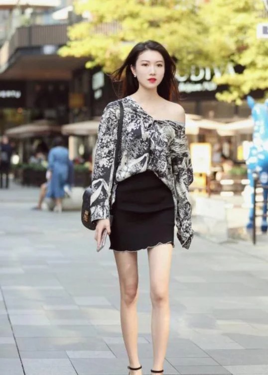 美女|美女休闲衫搭配灰色短裙,清清爽爽的还显腿长,穿出时尚个性时髦感