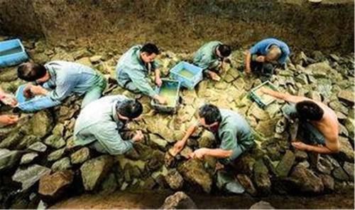 工人挖出血棺,考古队刚揭下女尸面纱,专家大呼:危险,赶紧撤!