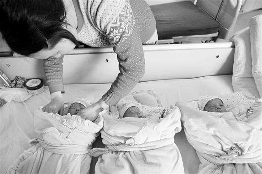 保姆|三胞胎孩子求抱抱，妈妈的做法，姥姥看到后心里止不住的心酸