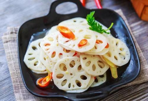 做凉拌莲藕焯水时多加一个料，莲藕不发黑，片片白净，更加脆爽