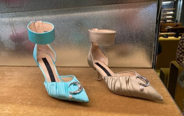 大牌|“裹脚式”高跟鞋也很好看,休闲风的另类表现,你的鞋柜值得拥有