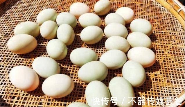 鸭蛋|腌咸鸭蛋,不用找黄泥,学会这个方法,简单零失败,个个流油起沙