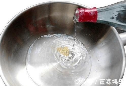 “枕头套”发黄洗不干净水里撒点“它”,洁净如新