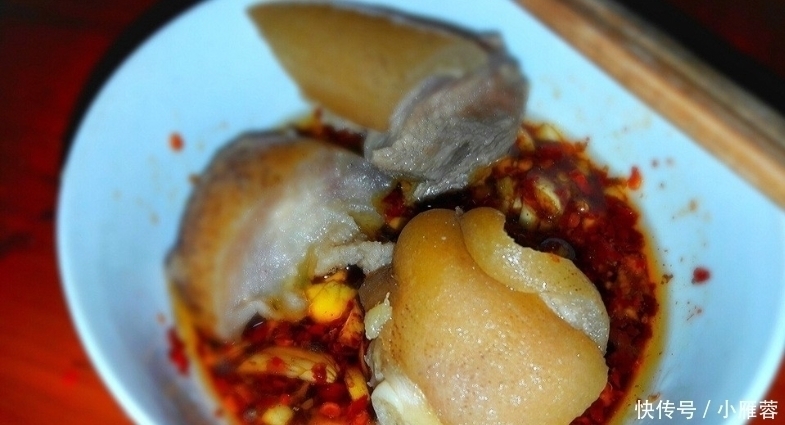 首次去婆婆家,她炖了一锅猪脚,全家吃嗨了,我却迟迟不愿下筷子