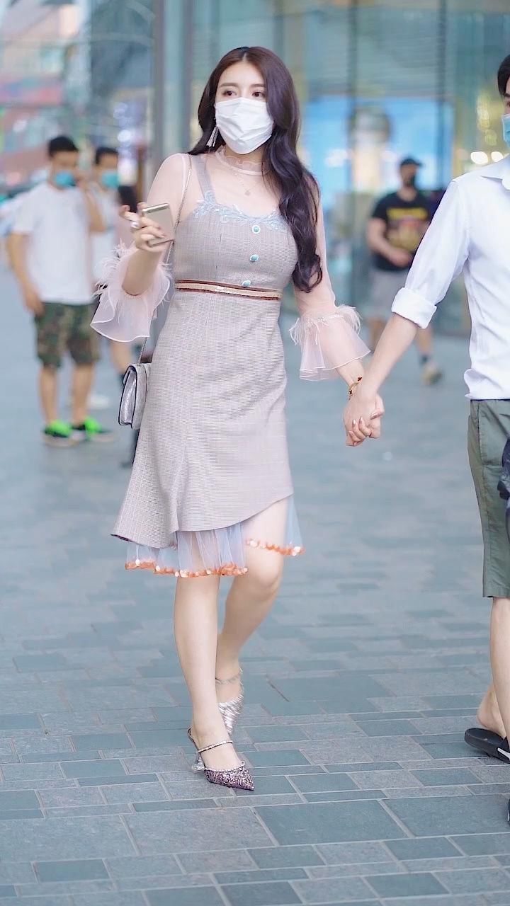 小姐姐|超衬御姐风，一条粉色轻纱打底裙，尽显成熟的魅力