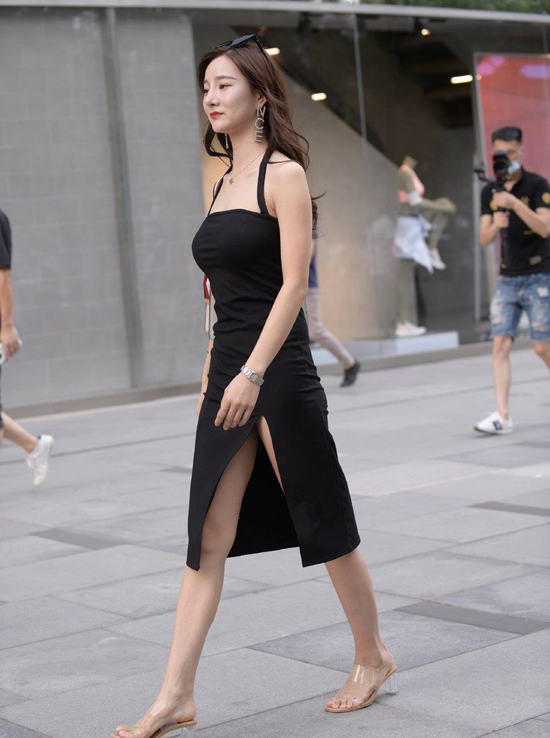 没有“小肚腩”才能穿的一款裙子,时尚又大方,高档的感觉真好!