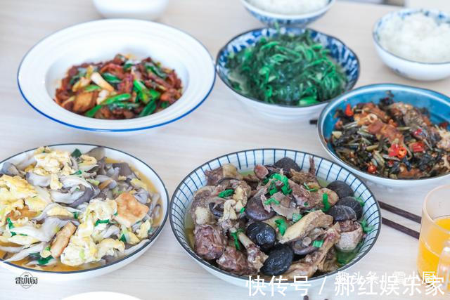 弟弟来看爸妈,妈妈做了5道菜,第3道菜一年到头也吃不上两回