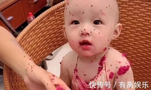 宝妈|“一心二用”奶爸带娃吃火龙果火了看到宝宝后,网友活着就好