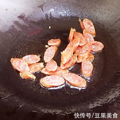 红椒|暖冬这道香辣下饭菜——芹菜炒腊肠，暖胃暖身又暖心