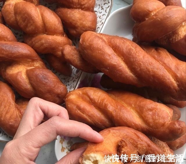 做法|炸麻花不用买，在家自己做，咬一口嘎嘣香脆，做法超简单