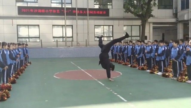 2+1|长沙45岁校长给小学生表演“绝活”，孩子们看呆了