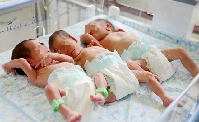 老公|妻子生下三胞胎女儿后,老公知道后大发雷霆,婆婆都看不下去了!