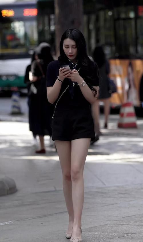 街拍美女大城市的小姐姐,为何穿上高跟鞋那么有女神范