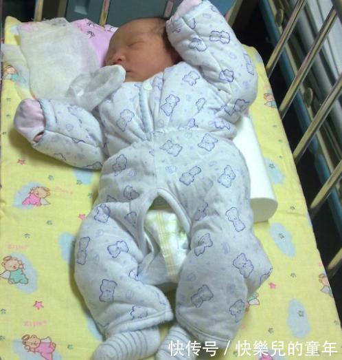 幼崽|宝宝睡觉摆出标准“一字马”,人类幼崽睡姿永远是个谜