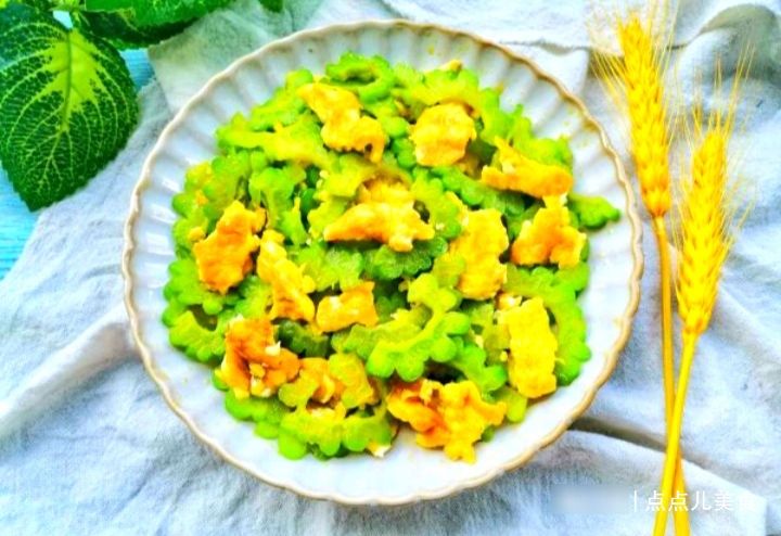 苦瓜炒鸡蛋的小技巧，只需一步让苦瓜不苦翠绿不变，口感超棒