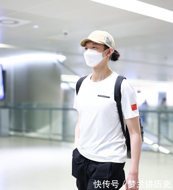 父子情深|父子情深!霍尊退出节目录制后现身机场,父亲火风亲自接机