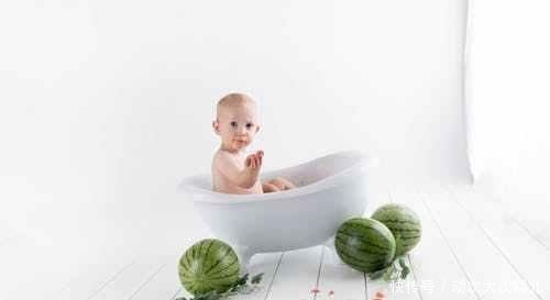 小女孩|孩子在幼儿园说,喝了红色的水,很担心,什么东西会是红色的水呢