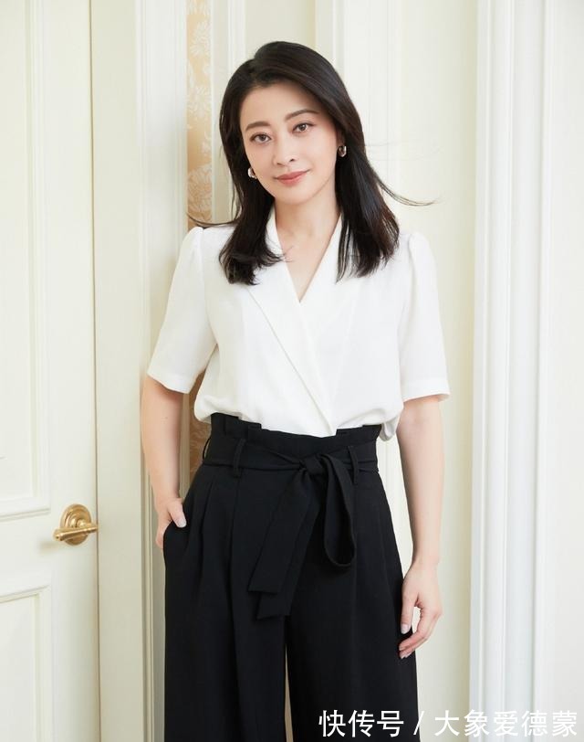 女人|45岁女人显年轻的发型有哪些中长直发或卷发都很好,时尚又优雅