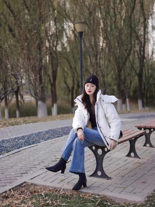 冬季羽绒服拒绝臃肿，掌握运动风穿搭，随时切换酷飒与温柔