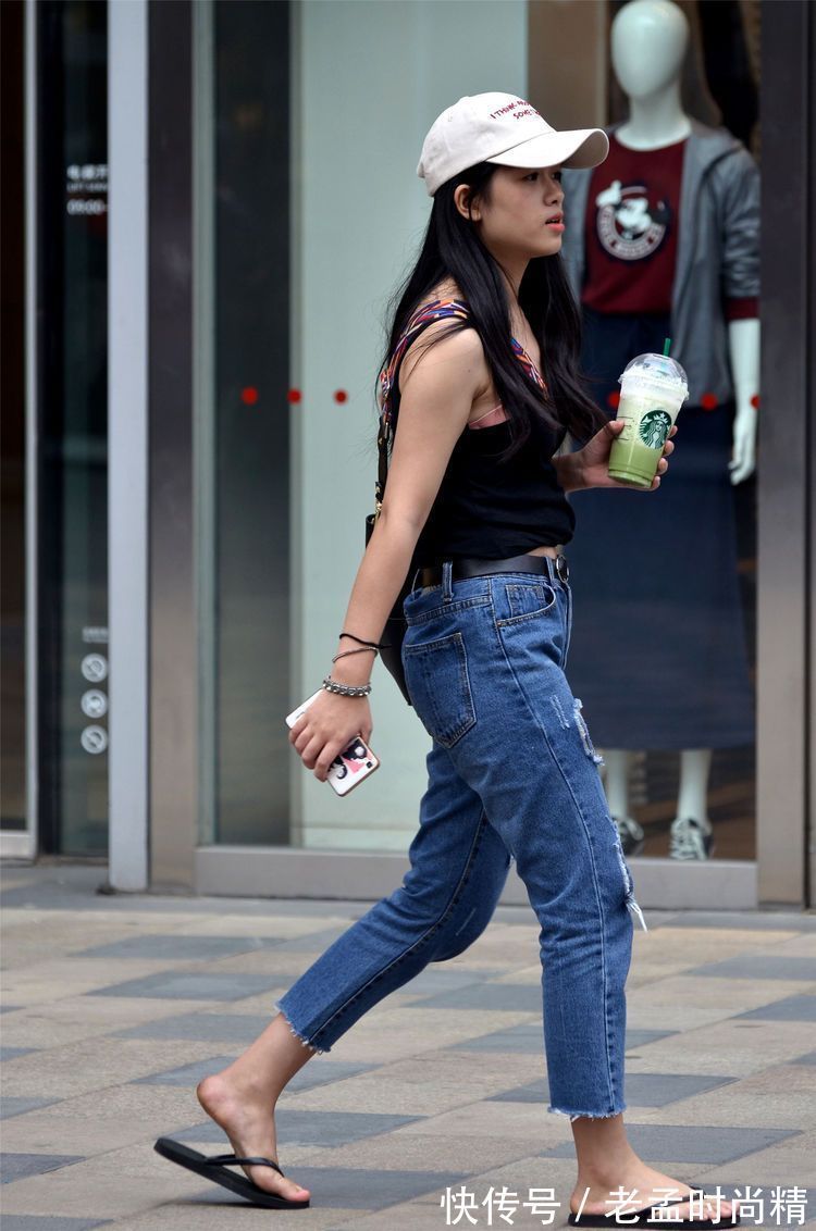 身材 街拍:美女高腰牛仔裤很显身材比例,搭配的人字拖,非常个性!