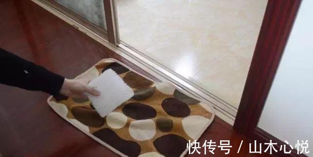 卫生间里放一个水果网套，一年省下不少钱，以后再也不舍得扔了