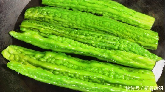 夏天要多吃苦瓜,大厨教你新吃法,不炒不凉拌,一次一大盘都不够