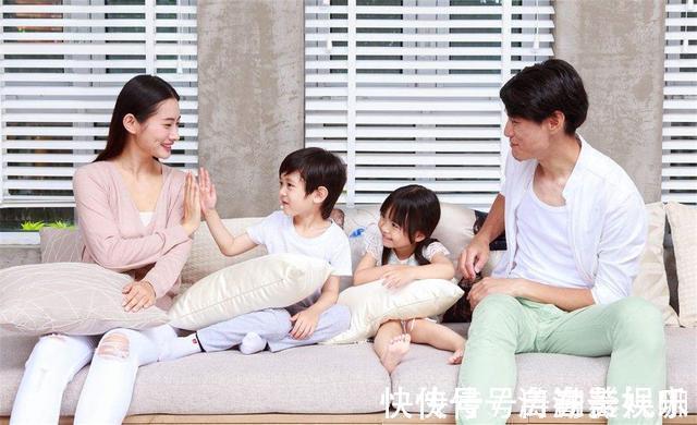 妈妈|“妈妈，我和弟弟你爱谁”这两位妈妈的回答，决定了孩子的一生