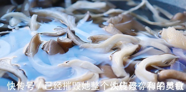 朋友们|炸蘑菇时,不要直接裹面粉!牢记3点,蘑菇炸好香浓酥脆不回潮