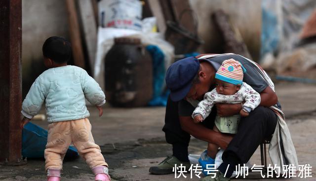 父母|老人帮忙带娃跟没老人带娃,3个家庭前后对比,差距一目了然!