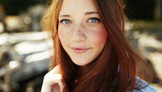 女人上了年纪脸上容易长斑，坚持做好5件事，或许老了也白白净净