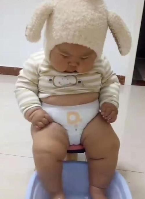 两条腿|“最灵活的胖宝宝”蹿红网络，洗脚的时候小脚乱颤，网友想要同款宝宝