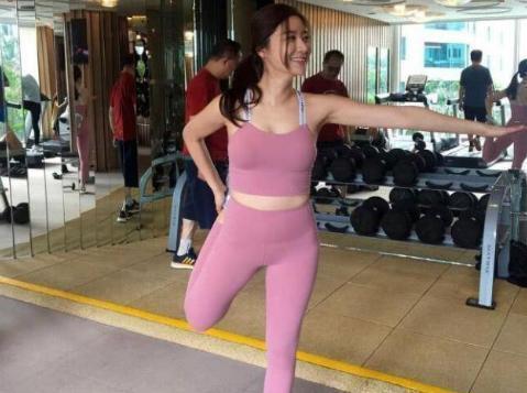 男女有别|年轻美女健身多年，完美身材曲线迷人，被称为背影女神