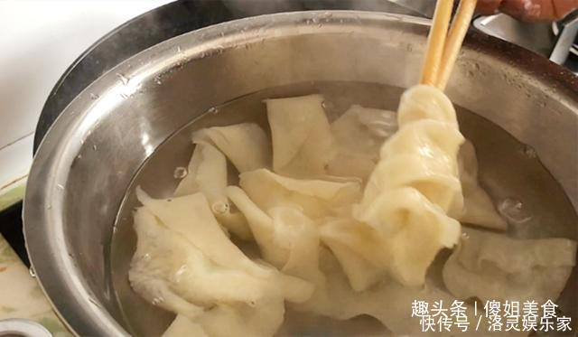 饺子皮只用来包饺子太可惜了!教你简单新吃法,比吃饺子还香
