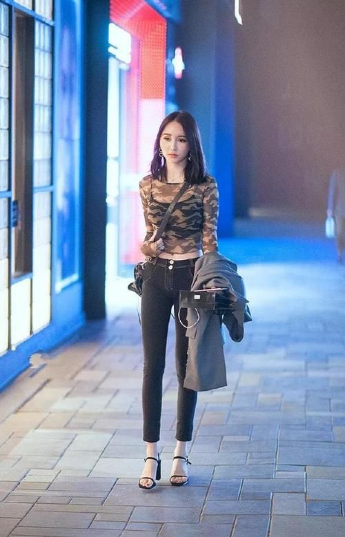 美女搭配一双荧光绿的高跟鞋，在颜色的搭配上做到了很好的诠释