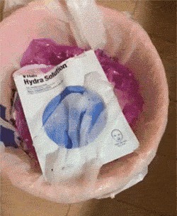 |搞笑GIF:不知道该哭还是笑 一进门看到男友偷用我的东西