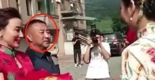 “高颜值婆婆”火了,婚礼上抢尽风头引热议,网友:到底谁结婚?