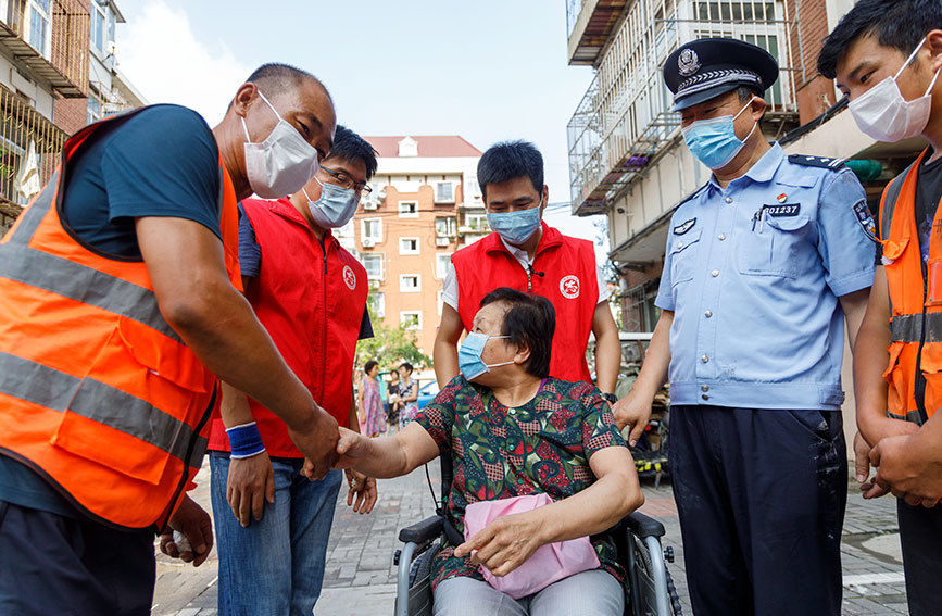 居委会|图片故事：满足老人心愿 抬出助残真情