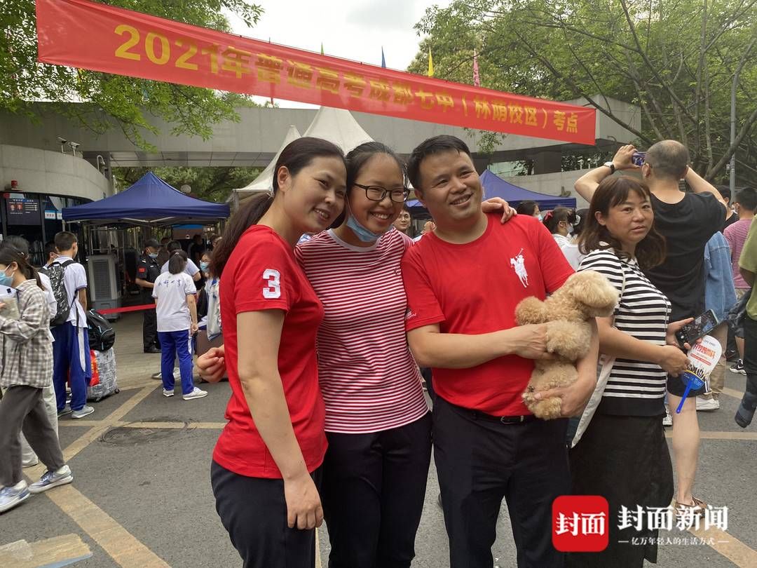 成都七中|姐妹团考点外拉横幅 庆祝考生高考结束｜图集