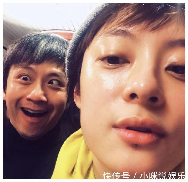 |又暖又搞笑网友环球影城偶遇邓超,因崴脚坐轮椅获超哥主动合影