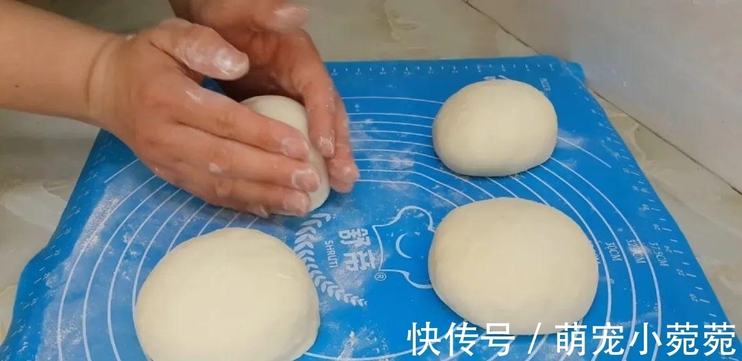 烙饼|烙饼这做法太香了，开水一烫，柔软筋道又多层，出锅孩子都抢着吃